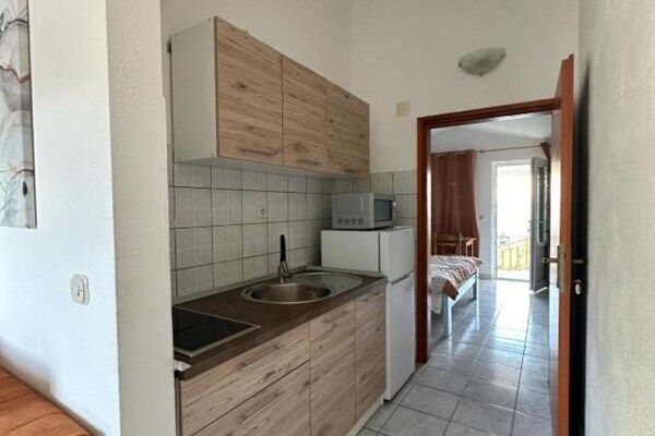 Knus appartement voor 2 met balkon, op 200 meter van het strand in Podaca - thumbnail 4