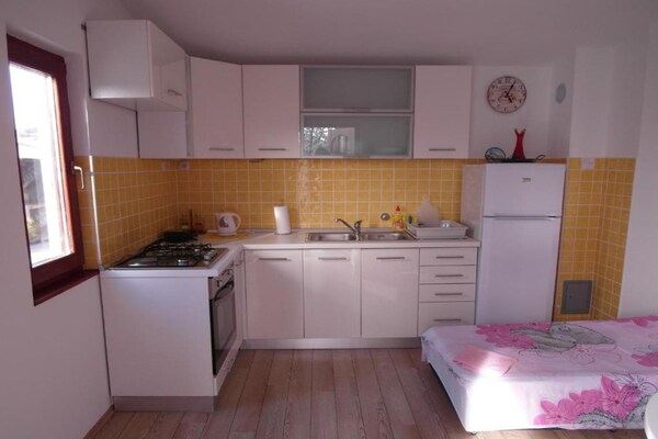Knus appartement met terras voor 2 in Šibenik, vlakbij strand - thumbnail 2