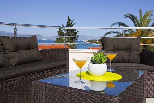 Moderne villa aan zee met terras en weids uitzicht nabij Trogir - thumbnail 2