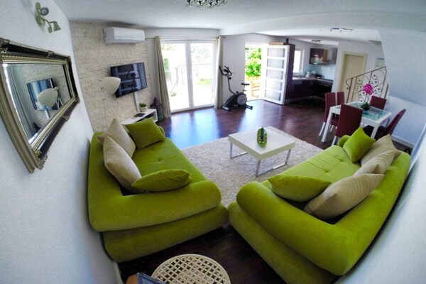 Moderne villa aan zee met terras en weids uitzicht nabij Trogir - thumbnail 5