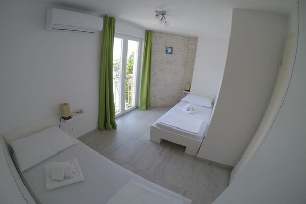 Moderne villa aan zee met terras en weids uitzicht nabij Trogir - thumbnail 6