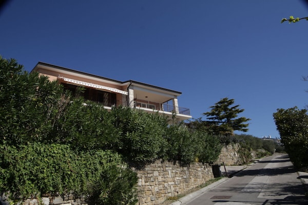 Vrijstaand vakantiehuis met zeezicht en WiFi, 1,5 km van centrum Portorož - thumbnail 2