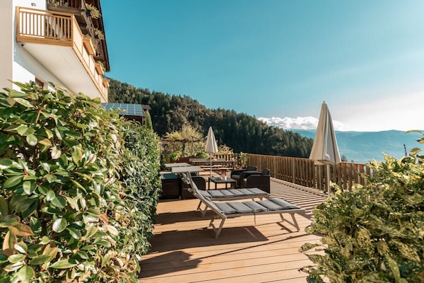 Romantisch vakantiehuis hoog boven Partschins met weids uitzicht - thumbnail 2