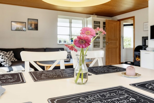 Licht Vakantiehuis op Enø met Grote Tuin en Terras, 850m van Strand - thumbnail 5