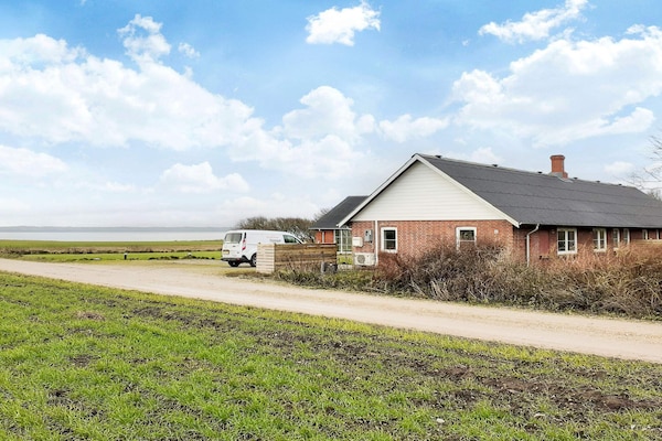 Ruim vakantiehuis met zwembad bij de Limfjord in Thyholm - thumbnail 2
