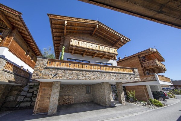 Luxe chalet aan de piste met privésauna in Neukirchen - thumbnail 2