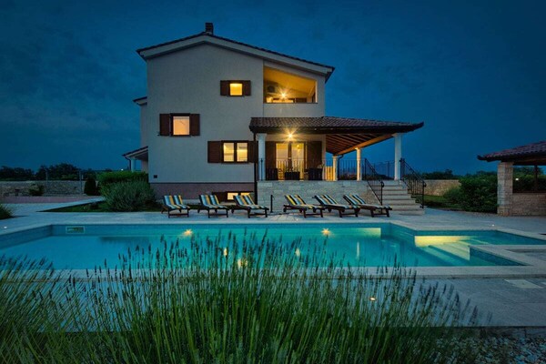 Villa Stokovci: Luxe voor 10 personen met zeezicht bij Svetvincenat - thumbnail 1