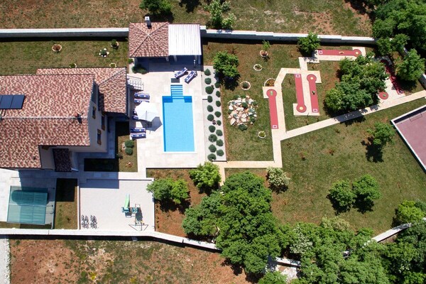 Villa Stokovci: Luxe voor 10 personen met zeezicht bij Svetvincenat - thumbnail 2
