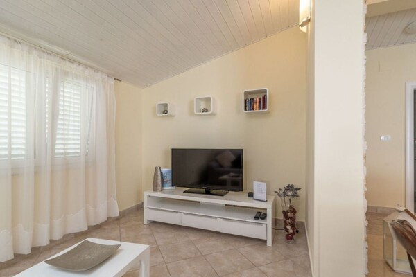 Rustiek driekamerappartement met terras direct aan zee op Čiovo - thumbnail 1