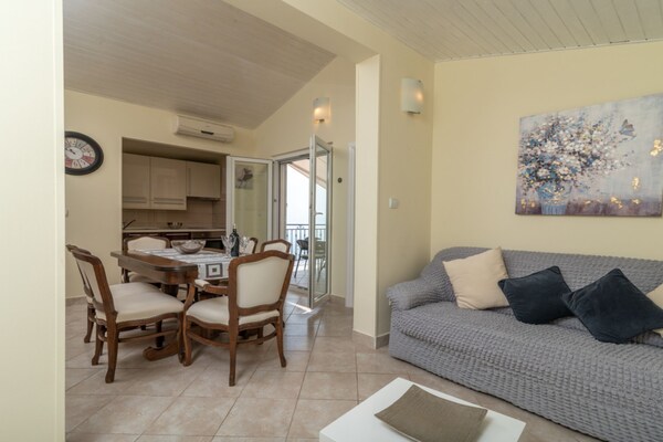 Rustiek driekamerappartement met terras direct aan zee op Čiovo - thumbnail 2