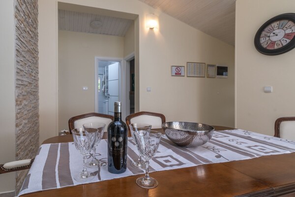 Rustiek driekamerappartement met terras direct aan zee op Čiovo - thumbnail 4