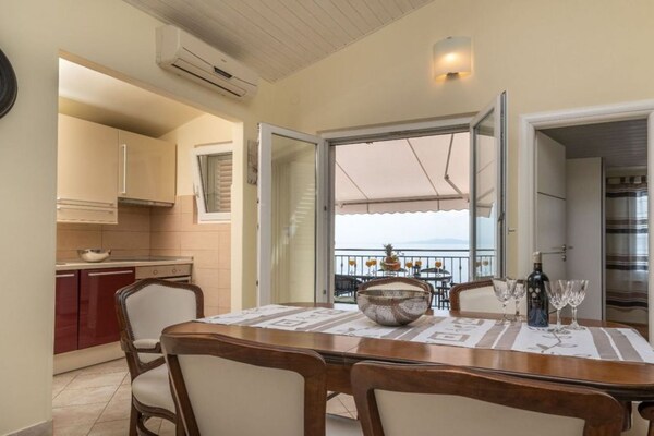 Rustiek driekamerappartement met terras direct aan zee op Čiovo - thumbnail 3