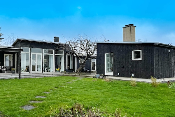 Vrijstaand vakantiehuis nabij Ystad met tuin en gastenverblijf - thumbnail 1
