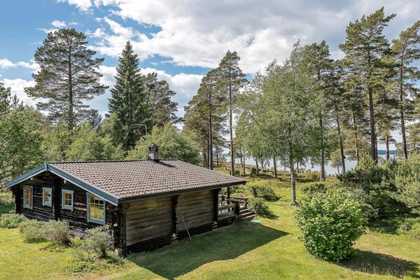 Vrijstaand vakantiehuis in Dala-stijl met zeezicht op Yxlan, Zweden - thumbnail 1