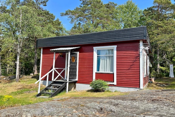 Sfeervol vrijstaand huis met gastenverblijf bij meer en zee in Djurhamn - thumbnail 3