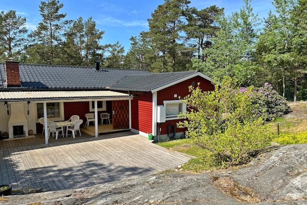 Sfeervol vrijstaand huis met gastenverblijf bij meer en zee in Djurhamn - thumbnail 2