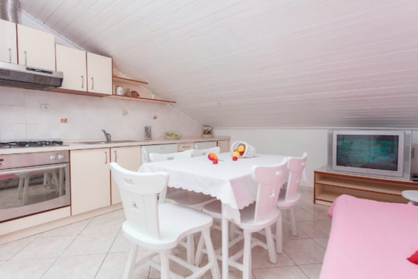 Aan het strand: Ruim appartement met zeezicht in Podgora · 4 pers. - thumbnail 2