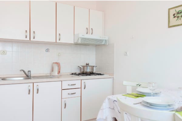 Aan het strand: Ruim appartement met zeezicht in Podgora · 4 pers. - thumbnail 6