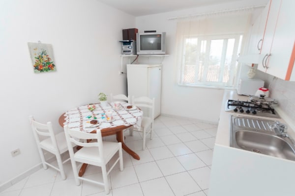 Zonnig 2-slaapkamerappartement met balkon op 200m van zee in Podgora - thumbnail 1
