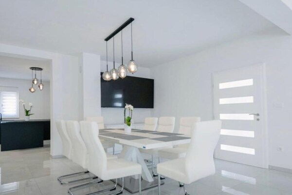 Villa Rest for the Soul: Ruim vakantiehuis voor 10 personen in Zmijavci - thumbnail 4