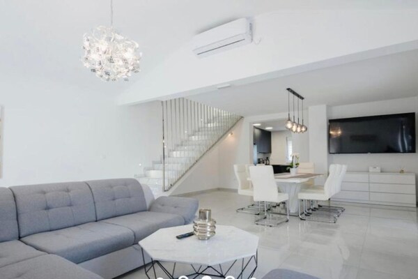 Villa Rest for the Soul: Ruim vakantiehuis voor 10 personen in Zmijavci - thumbnail 1