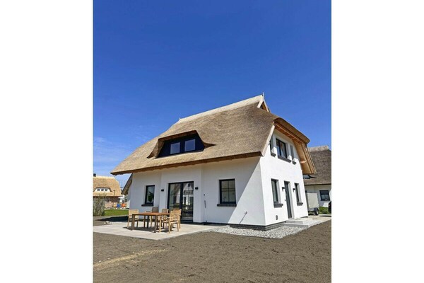 Rieten droom aan de Oostzee: Vakantiehuis met sauna op 500m van het strand - thumbnail 1