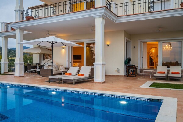 Luxe villa Marbella met 5 slaapkamers, verwarmd zwembad en zeezicht - thumbnail 4