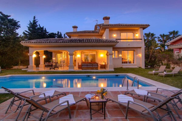 Zuiderse villa met zwembad op 75 meter van Playa el Alicate, Marbella - thumbnail 1