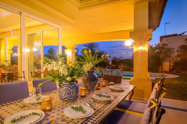 Zuiderse villa met zwembad op 75 meter van Playa el Alicate, Marbella - thumbnail 3