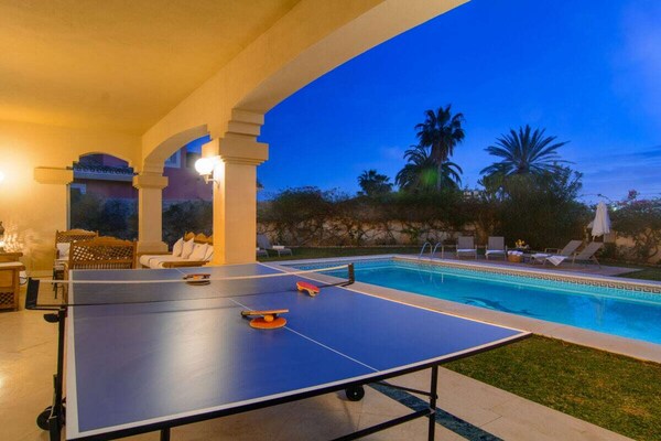 Zuiderse villa met zwembad op 75 meter van Playa el Alicate, Marbella - thumbnail 5