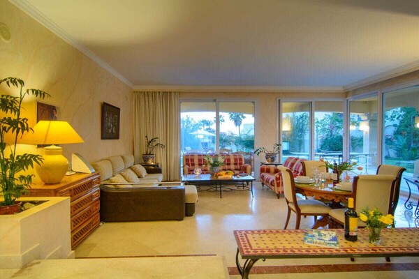 Zuiderse villa met zwembad op 75 meter van Playa el Alicate, Marbella - thumbnail 6