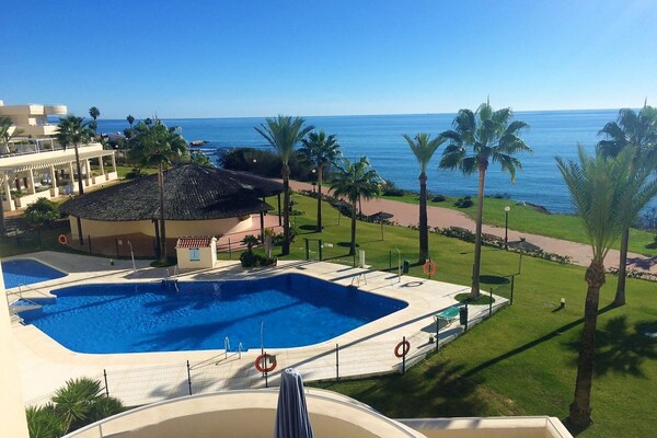 Strandvilla met 3 terrassen en zeezicht in Estepona - thumbnail 3