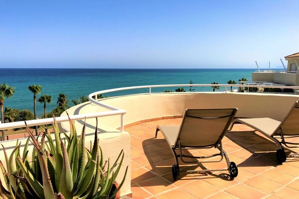 Strandvilla met 3 terrassen en zeezicht in Estepona - thumbnail 6