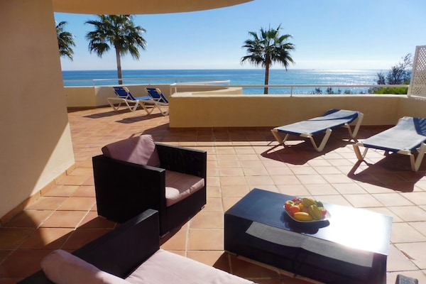 Luxe strandappartement met panoramisch zeezicht en 100m² terras in Bahia de Casares - thumbnail 2