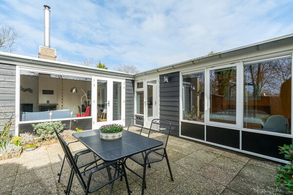 Gezellige vrijstaande bungalow in Sint Maartenszee, 4 km van het strand - thumbnail 1