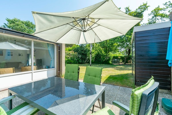 Vrijstaande bungalow met omheinde tuin, 4 km van strand Sint Maartenszee - thumbnail 1