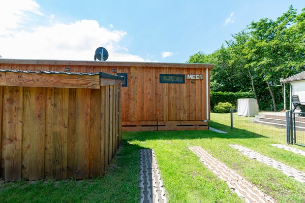 Beach Studio Texel: stijlvol stacaravan voor 2 in rustig park bij De Koog - thumbnail 6