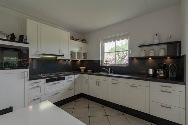 Moderne villa aan duinen en water in Callantsoog – 100m², 4 pers. - thumbnail 4