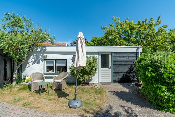 De Bunker: uniek vakantieverblijf in hartje Callantsoog, 300m van strand - thumbnail 1