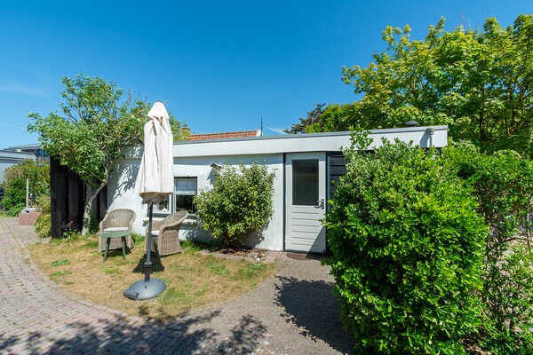 De Bunker: uniek vakantieverblijf in hartje Callantsoog, 300m van strand - thumbnail 6