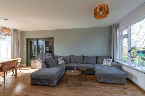 Villa Zuidwester: Ruime familievilla met haard bij strand Callantsoog - thumbnail 2