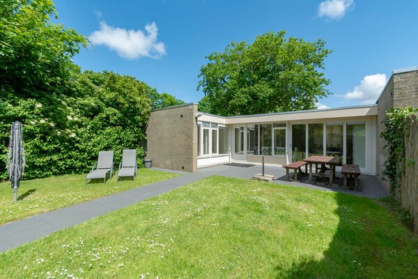 Vrijstaande familiebungalow met omheinde tuin op park Duinland, 4 km van strand - thumbnail 1