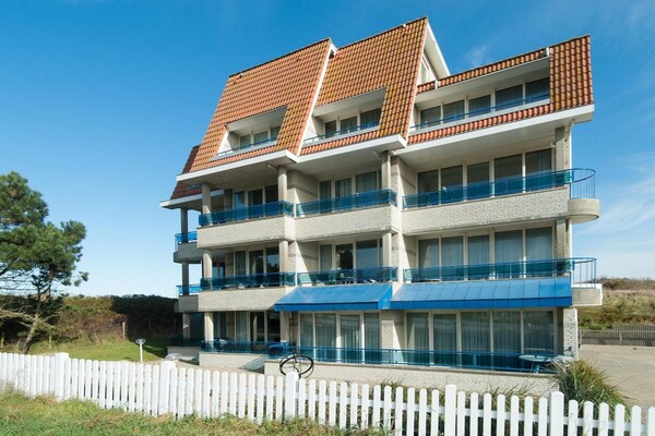 Stijlvol strandappartement op 10 meter van de Noordzee in Callantsoog - thumbnail 1