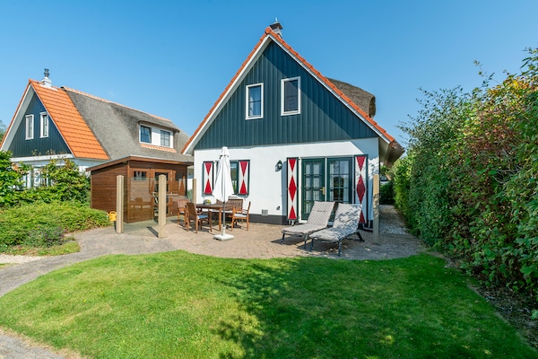 Luxe rietgedekte villa aan het water met duinuitzicht in Callantsoog - thumbnail 1
