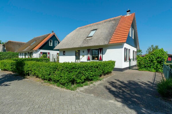 Luxe villa met houtkachel en omheinde tuin op 900m van strand Callantsoog - thumbnail 1