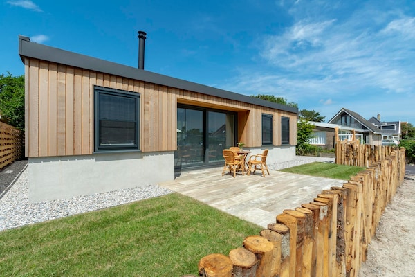 Moderne vrijstaande bungalow met houtkachel, op loopafstand van strand Callantsoog - thumbnail 1