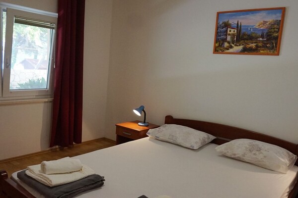 Rustig appartement aan zee in Žuljana met terras, vlakbij het strand - thumbnail 1