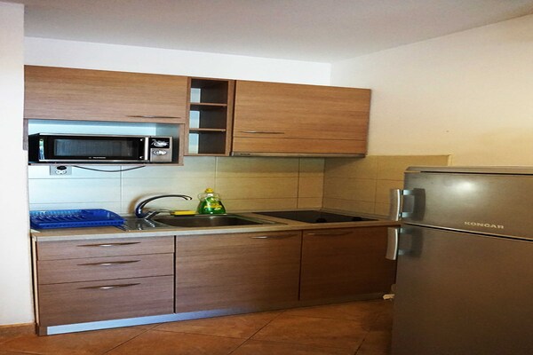 Rustiek appartement aan zee in Žuljana met terras voor 4 personen - thumbnail 1
