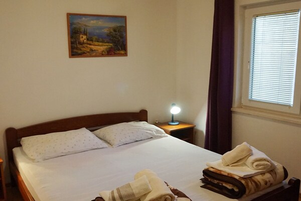 Rustiek appartement aan zee in Žuljana met terras voor 4 personen - thumbnail 3