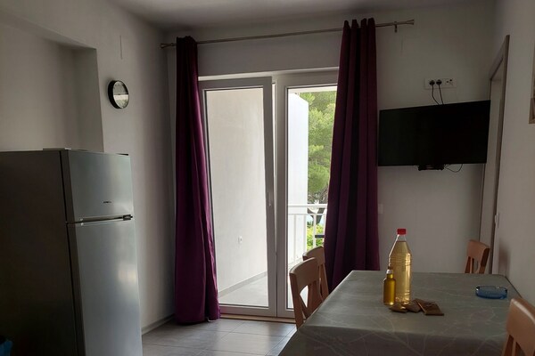 Rustiek appartement aan zee in Žuljana voor 4 personen met terras - thumbnail 1